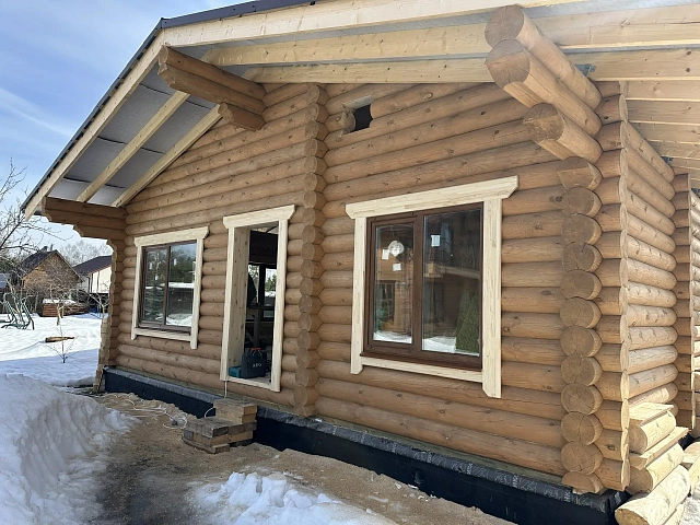 Установка окон VEKA и наличников в доме из сруба, Этап отделки и подготовка к проживанию под ключ